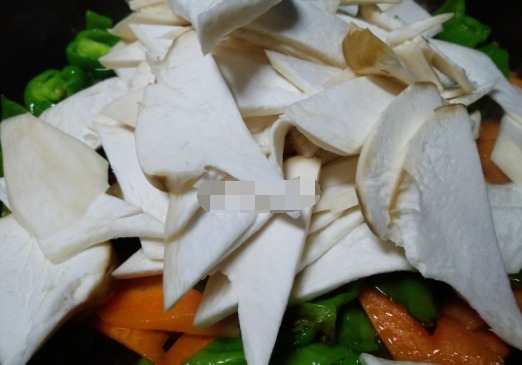 杏鲍菇这样炒,只需多加两个食材,没肉却比加肉还要好吃,下饭菜