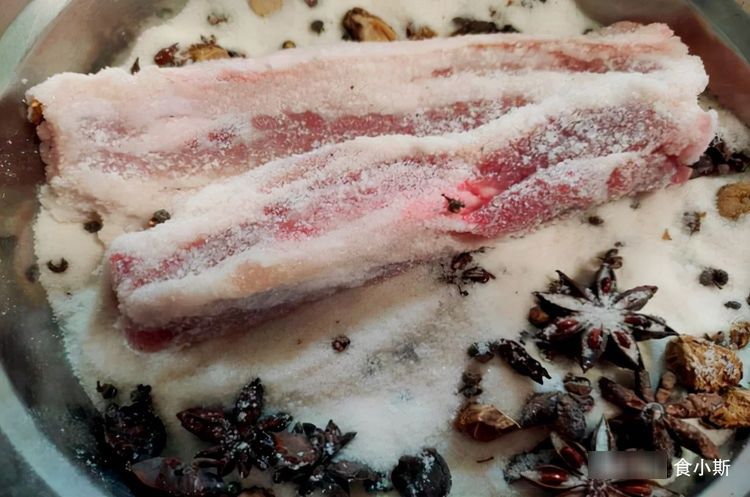入冬腌腊肉,别只顾着放盐,记住4个关键点,腊肉鲜香金黄入味