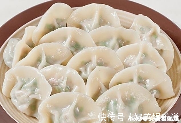 放在冰箱|生饺子切记不要直接放冰箱!大厨教你一个“妙招”,不开裂不粘连