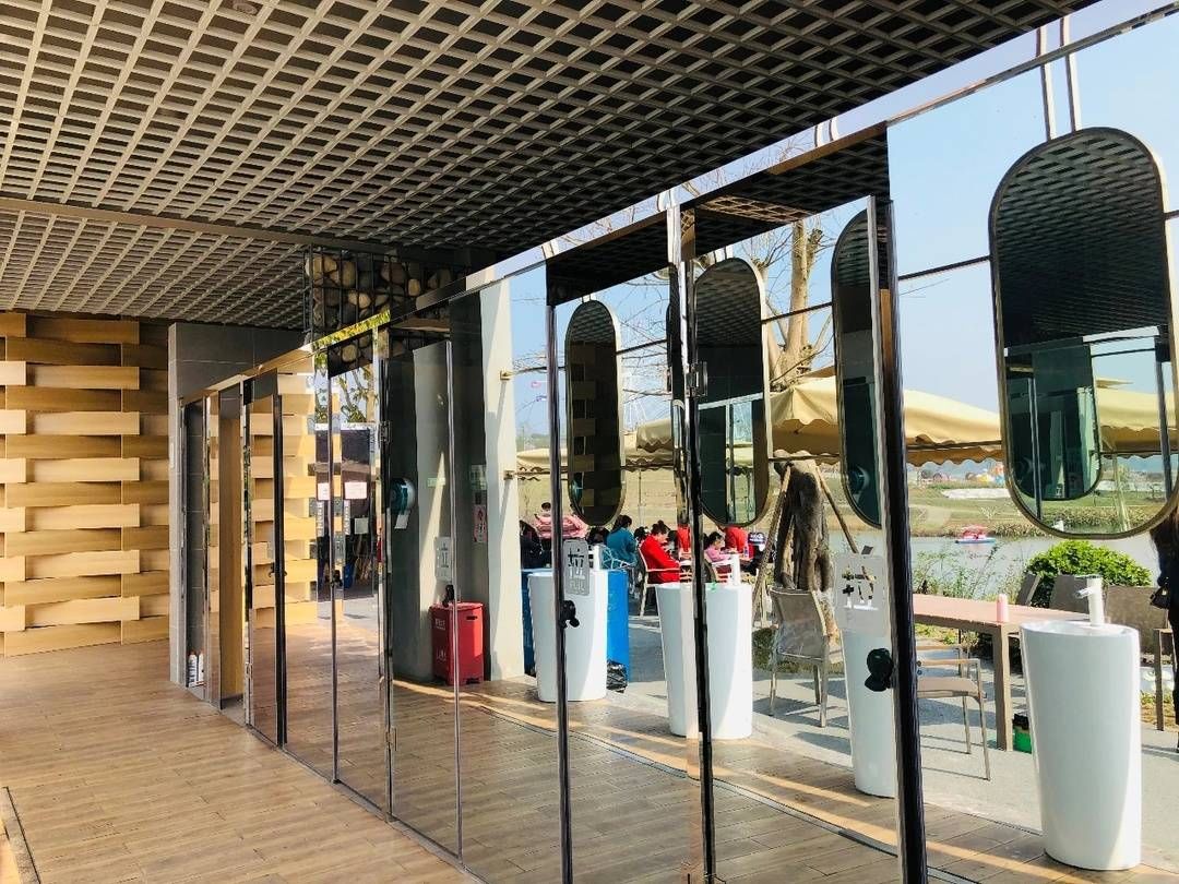 造价80万元“单向透明厕所”引热议 四川犍为一景区回应：游客自主选择，晚上不开放