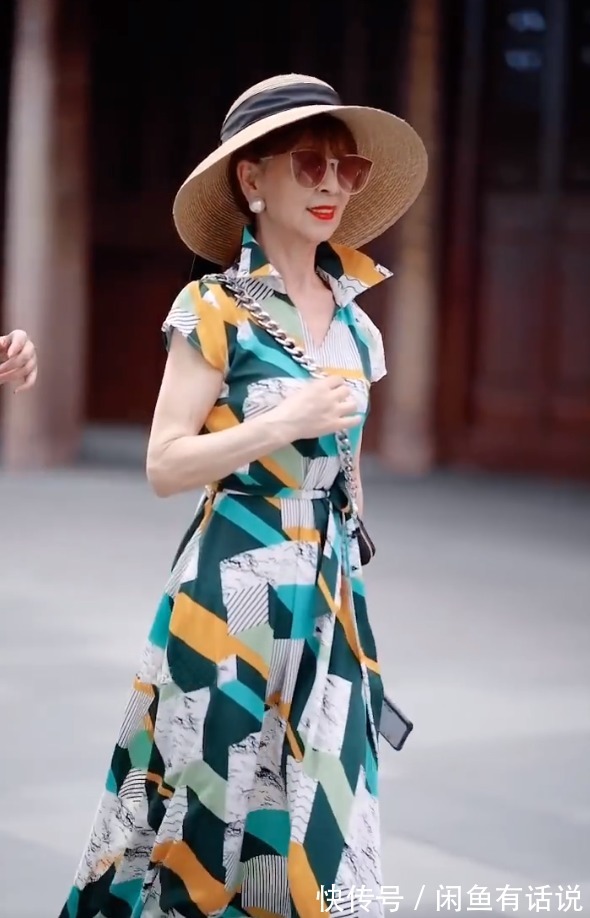 腰线|武汉60岁阿姨穿衣真讲究,连衣裙+草帽尽显法式优雅,减龄又气质