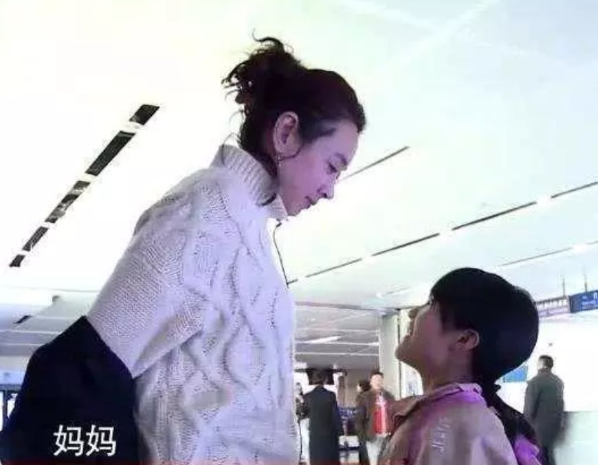 妈妈|她是变形记最美农村女孩，被富妈妈收养宠成公主，网友：认不出