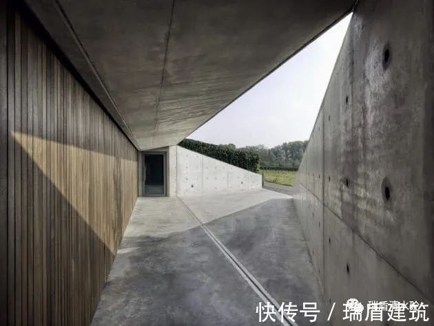 清水混凝土打造出的22°别墅