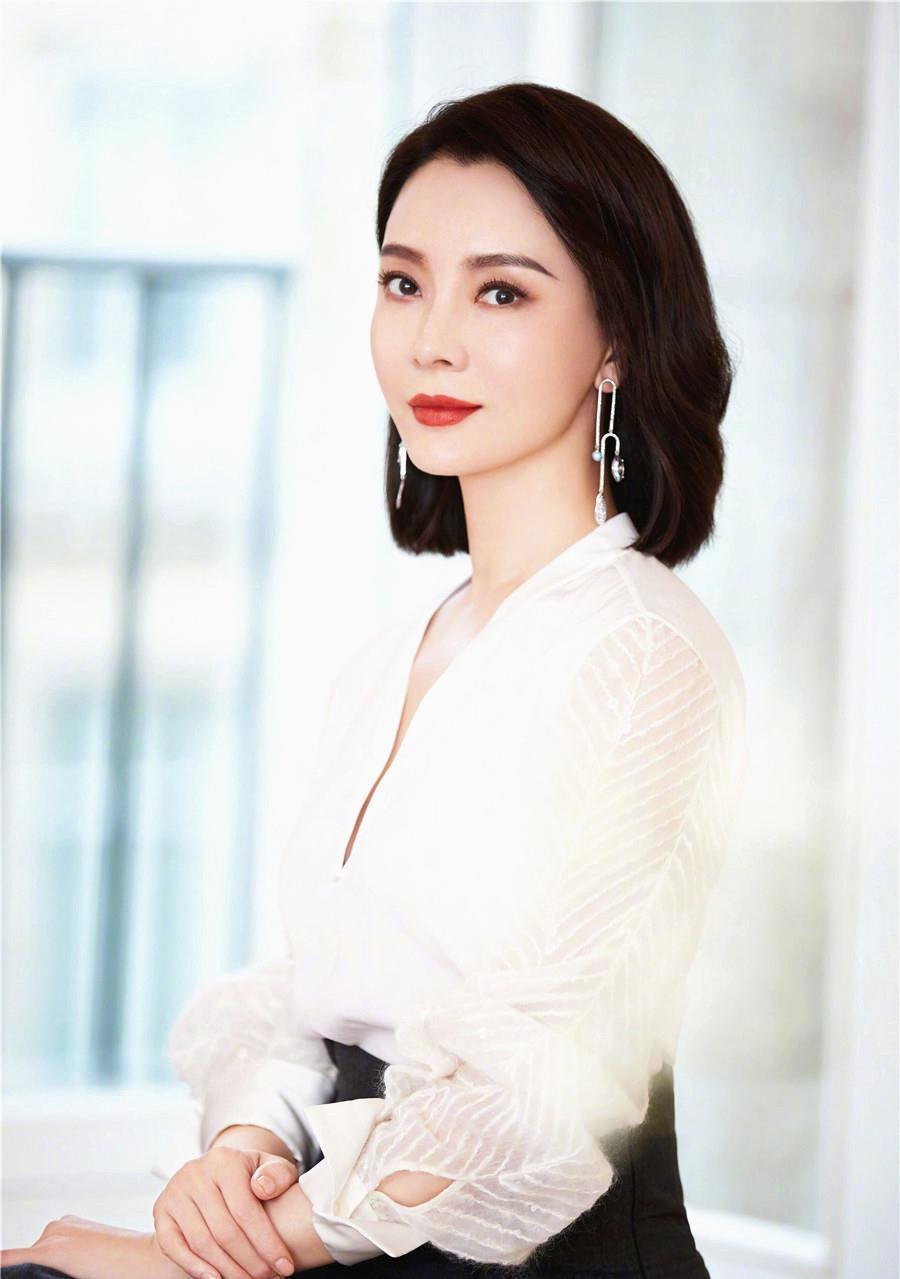 原则|女人过了四十,穿衣牢记“三要三不要”原则,你也能穿出时尚感