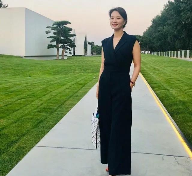 刘芳菲很有成功企业家气质范,穿白色西服套装干练大气,高级优雅