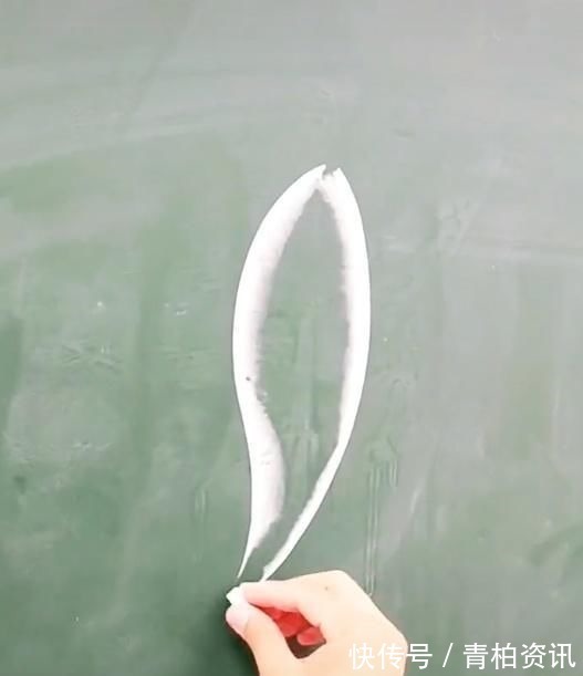 小鱼!美术生在黑板画小鱼,以为会被嘲笑,看到成品板报归你了