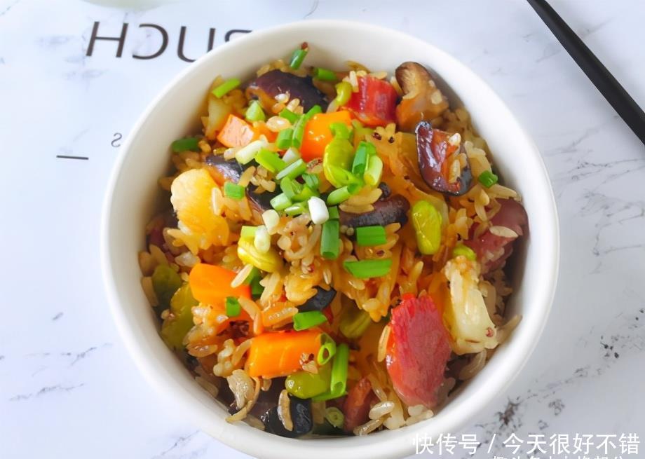 适合冷天吃的懒人饭,把菜和大米一锅焖,省时省事还方便,真好吃