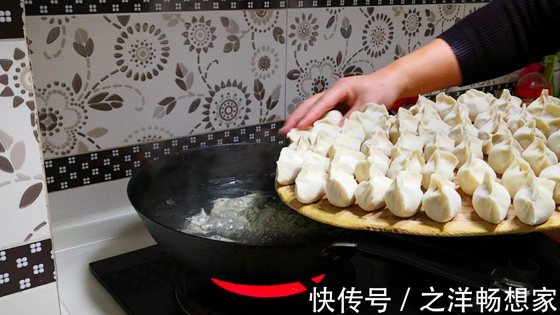 开裂|冻饺子时,直接放冰箱就废了,牢记“2要点”,饺子不粘连不开裂