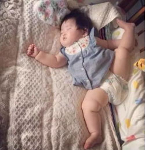 睡眠|宝宝睡姿“千奇百怪”,妈妈每次掀被子都像拆盲盒:这是练什么功