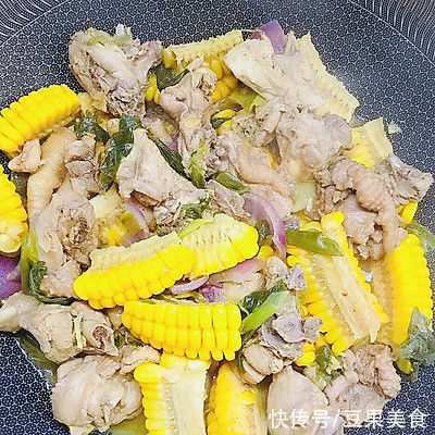 洋葱|美味不用等，玉米烧鸡块五分钟就能上桌的美食