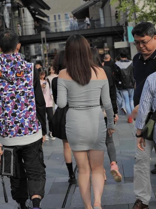 裙子|黑色上衣搭配牛仔短裙，风姿绰越，时尚新潮，美出新高度
