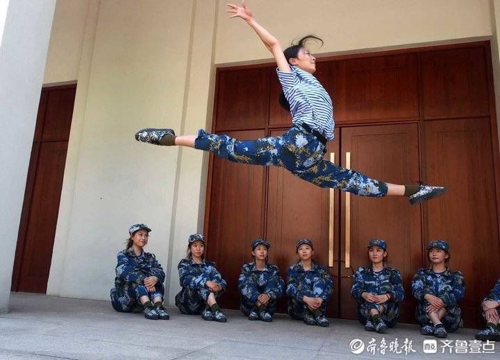 军训|军训间隙练一字马，山东师大舞蹈新生首秀靓丽而精彩