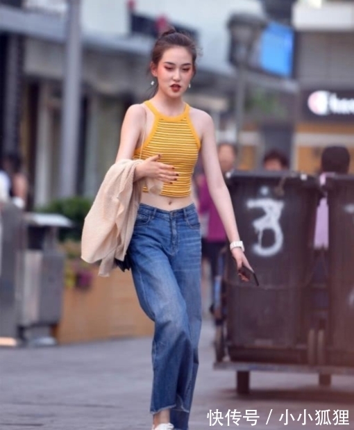 气质|美女清爽大方的牛仔裤搭配呈现出别具一格的气质美