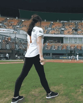 |搞笑动图:上一秒很帅,下一秒很疼!