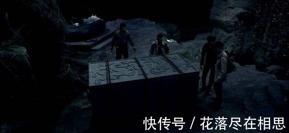 考古队@村民挖出一具800年水棺,开棺后却吓退考古队,专家大喊:有水银