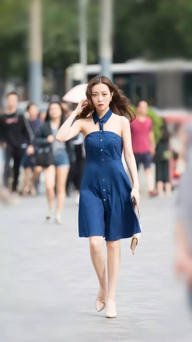 街拍:两大时尚的美女,身材窈窕有型,看起来散发女神气质