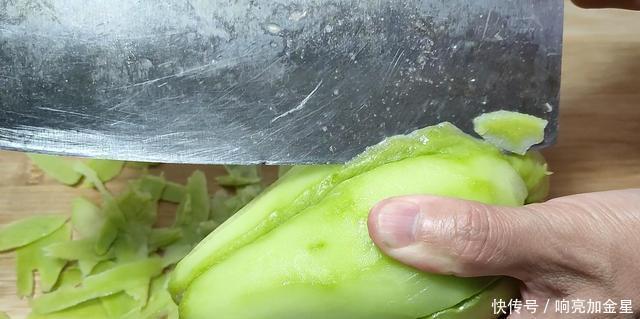 倒入|佛手瓜最健康的吃法,不煮汤不炒肉,出锅又香又下饭,真解馋