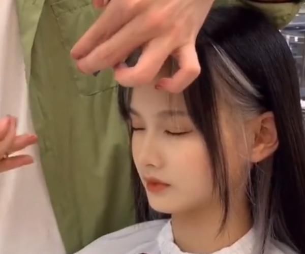 新发型|女孩换了款气质型挂耳染发,看到最后男生们不淡定了,女生:有点嫉妒了