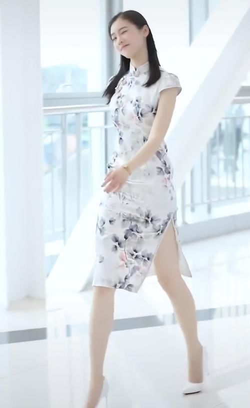 街拍确认过眼神,这个穿旗袍的美人,是你败家都养不起的人