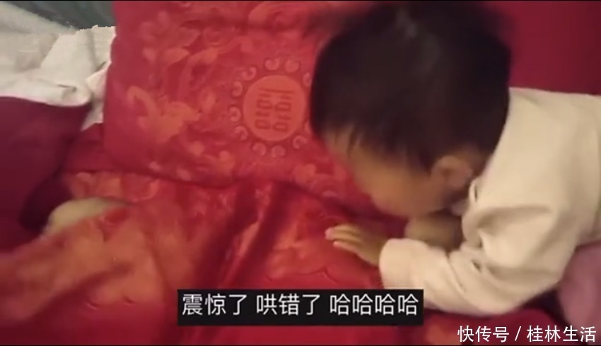 姐姐哄妹妹睡觉，谁曾想却拍错了地方，网友姐姐这是哄了个寂寞