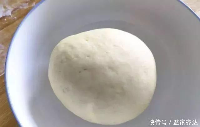 家里有面粉和鸡蛋,就能做面包,不用烤箱,有电饭锅或都蒸锅就行