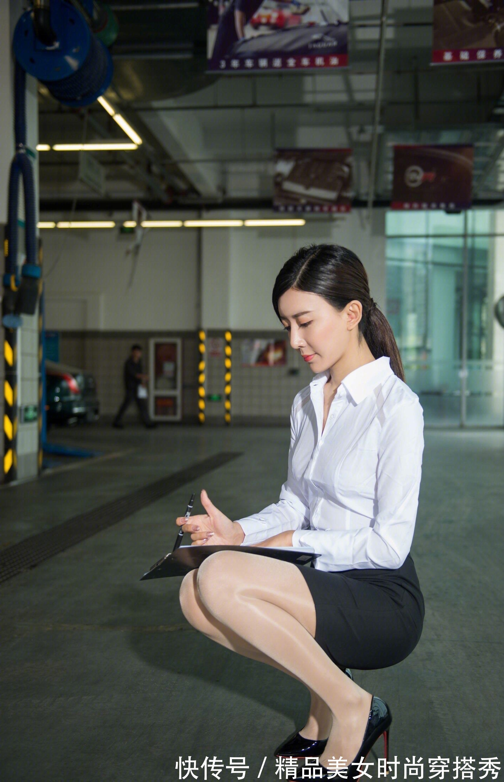 白色 简约干练的白色衬衫搭配高腰的黑色包臀裙,优雅又大方