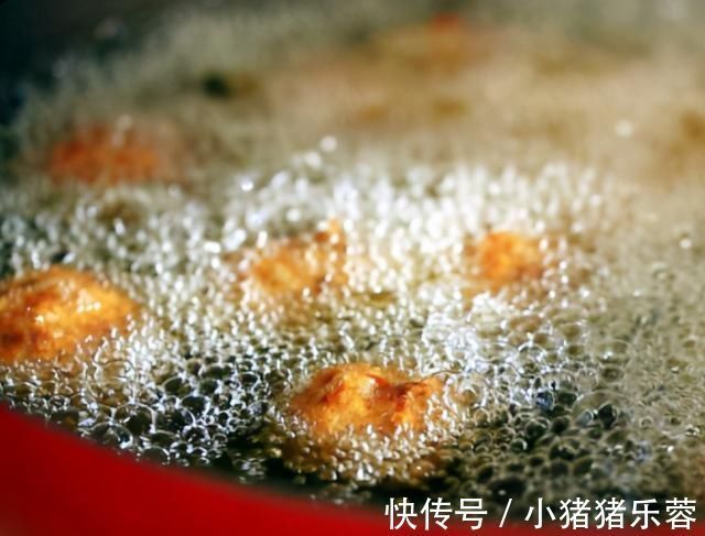 炸丸子|炸肉丸怎样做外酥里嫩？牢记“2放2不放”，肉丸香又脆，不发硬