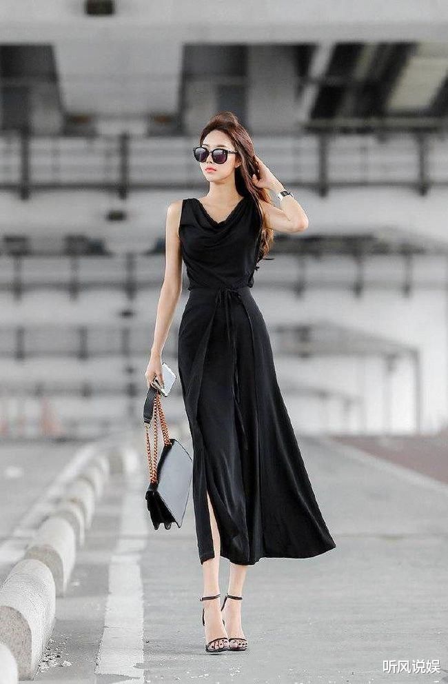 街拍美女：选对服装才有美感，小姐姐开衩裤穿出了模特的既视感