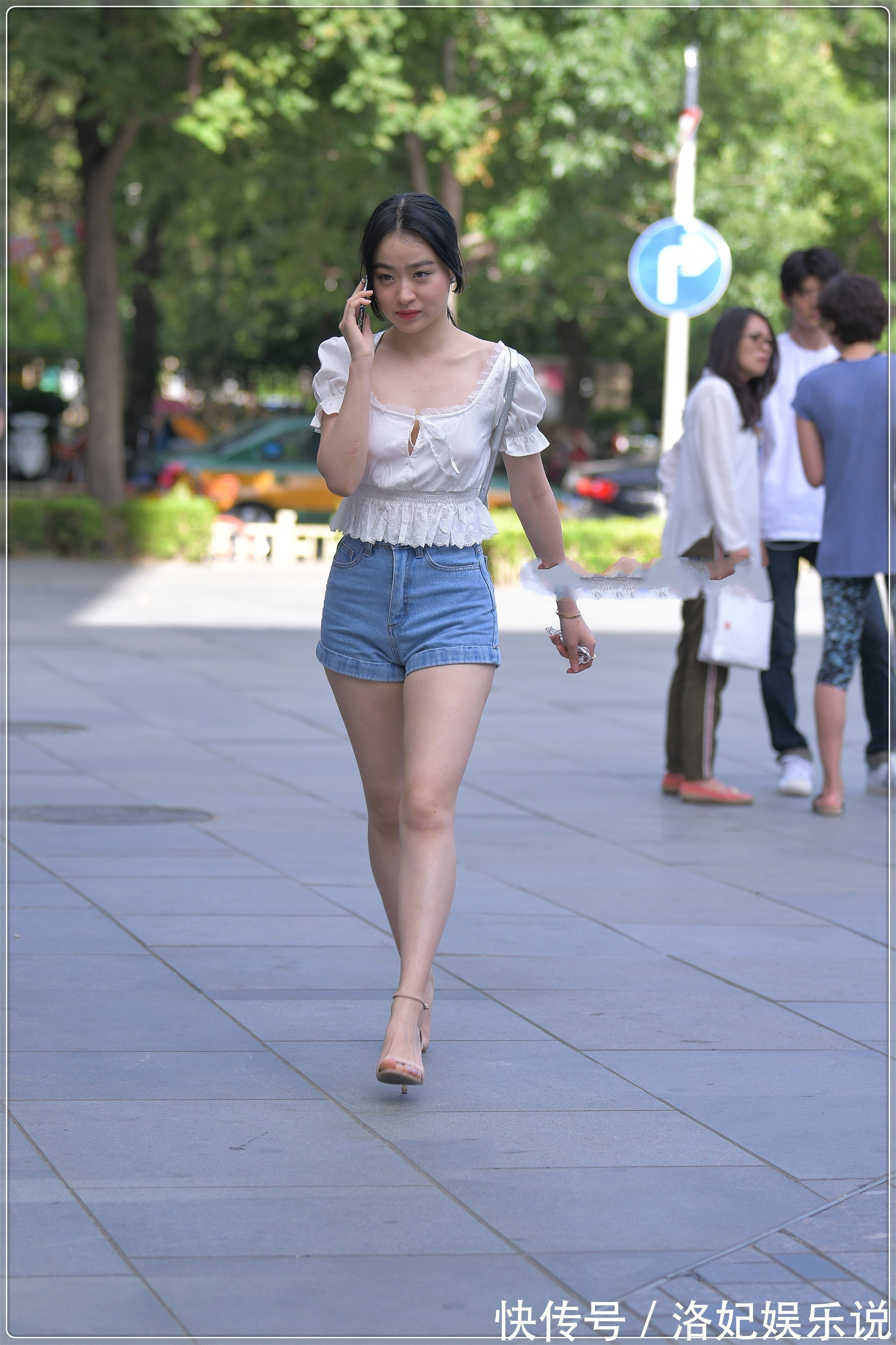 女孩们 白色蕾丝花边收腰衬衫搭配牛仔短裤,手感柔软,舒适透气