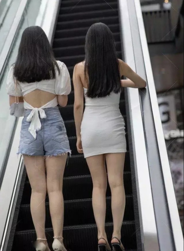 迷人|美女街拍:白色连衣裙姐妹花,与美相伴,时尚迷人