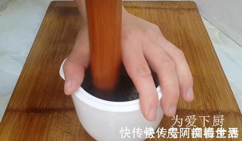 麻团这做法才正确，掌握几个小技巧，个个空心不炸锅