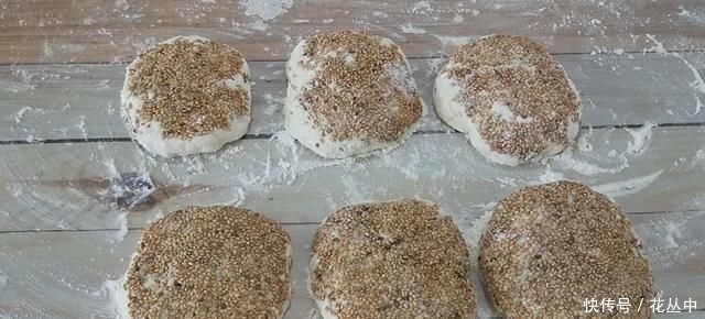 芝麻烧饼这样做真香,不揉不擀面,更不用调油酥,出锅一盘不够吃