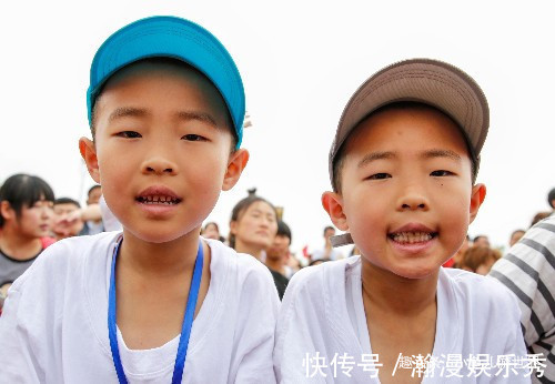 生双胞胎|30多对双胞胎相聚农村景区，还有一四胞胎，看看他们长得像么