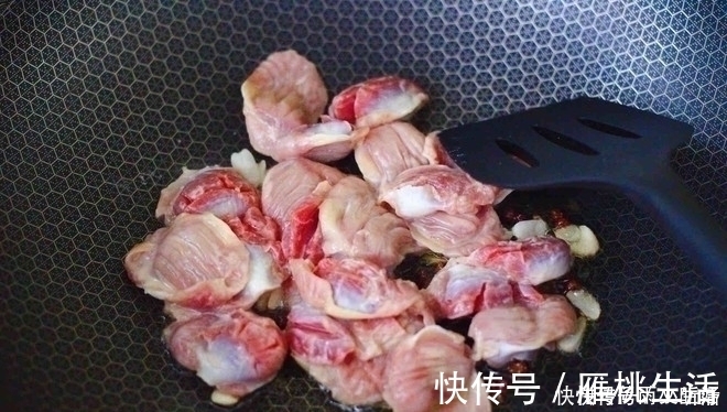 部位|鸡身上最脏的部位,里面含大量重金属,白给都不要,炒菜要扔掉