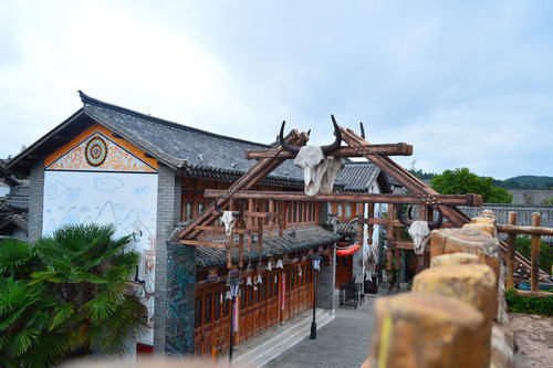 云南“受欢迎”的古镇，耗资32亿开发运营，媲美周庄游客不绝