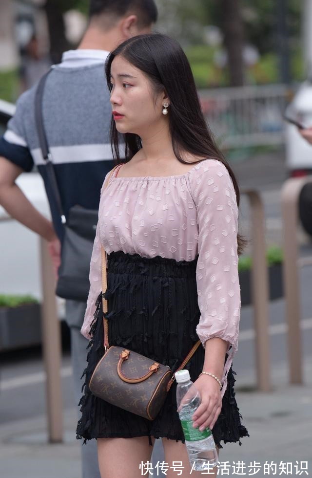 半身裙 连衣裙的设计,展示出都市丽人的形象,穿出个性的时尚感!