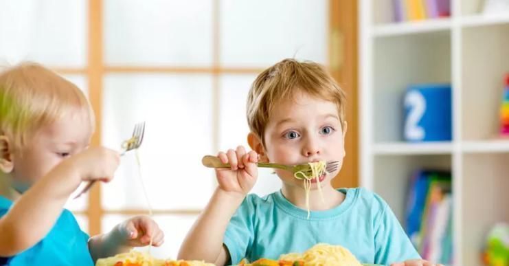 男孩儿|吃货宝宝半夜跑厨房偷吃,被妈妈逮到还一脸淡定,惯犯无疑了