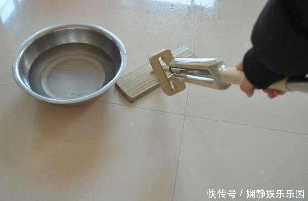 白醋|地面毛絮灰尘多?偷学家政一招,地板锃亮