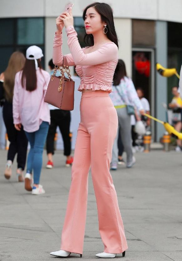 小姐姐|时尚小姐姐喇叭裤穿搭,休闲雅致又不失浪漫,轻松美出新感觉