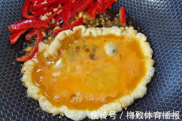 郫县豆瓣酱|鸡蛋茄子配彩椒，不油不腻味道香，真的越吃越想吃