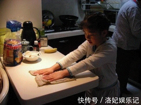 淘气|宝妈生病卧床,2岁女儿竟有模有样干起家务,网友:贴心小棉袄!