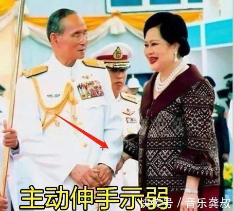 丈夫#诗丽吉“刮宫”治疗后,对普密蓬献花跪下认错,小小举动大有深意