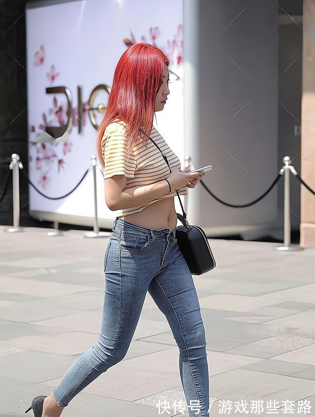 搭配 条纹T恤搭配低腰牛仔裤，修身又显瘦，更适合身材微胖的女生！