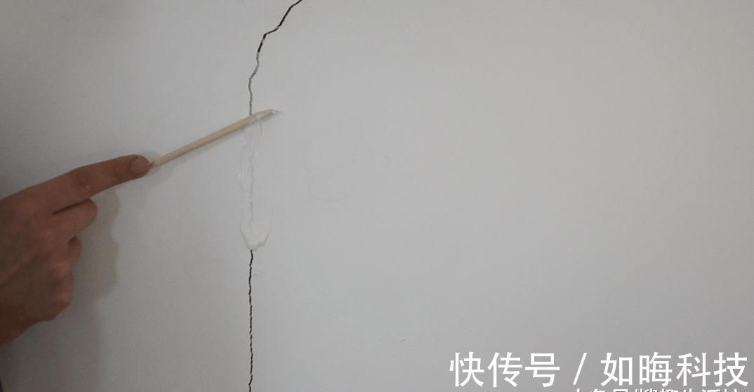牙膏|家里白墙不仅脏还有裂缝怎么办 用它涂一涂, 墙壁立马焕然一新