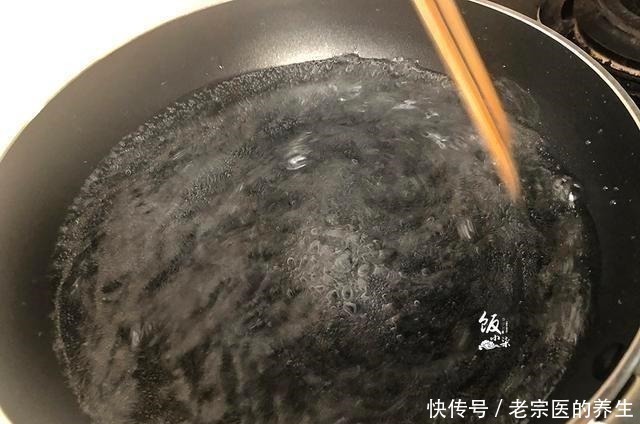 水煮荷包蛋时,总是散花有白沫教你一妙招,完整滑嫩不粘锅