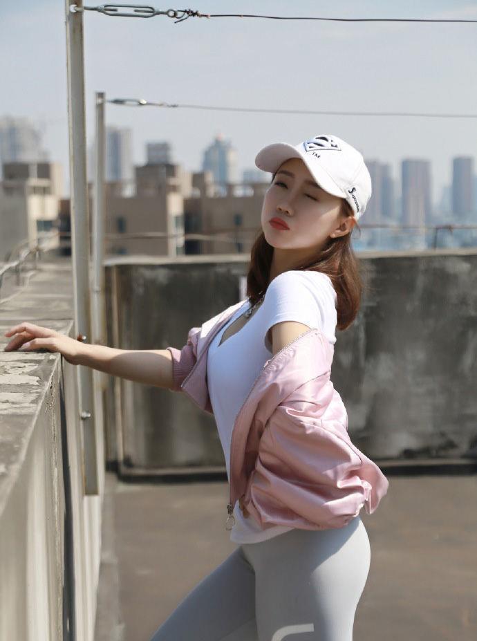 紧身|街拍迷人丰满的紧身打底裤美女,展现出动人的曲线身材!