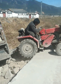 |搞笑GIF段子:妹子没毁容吧,劲没使对