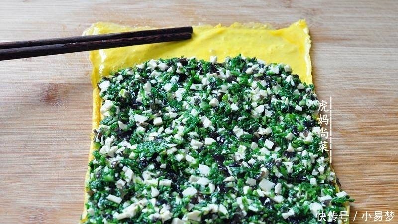 荠菜新吃法,卷起来蒸5分钟,清鲜软嫩,一口一个吃不停