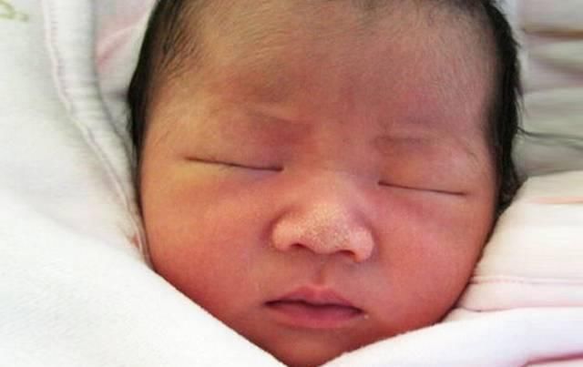 韦春兰|90厘米“袖珍”女孩拼命生娃，孩子出生后，全家却高兴不起来