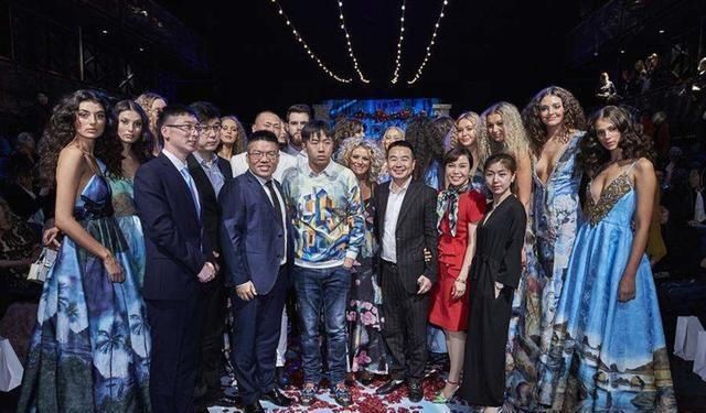 自闭症|一个自闭症儿童的画作,印到了世界超模的裙子上,成中国的毕加索